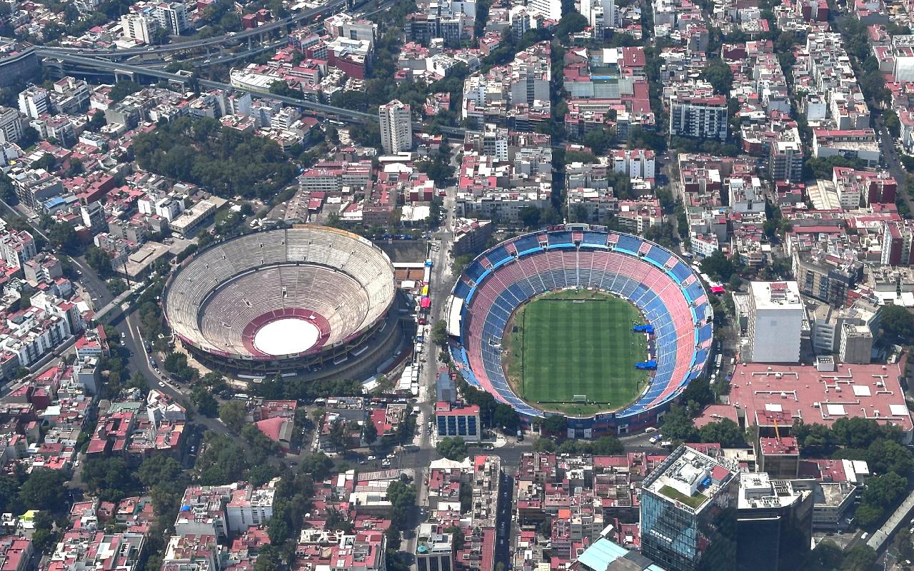 On the right is Estadio Ciudad de los Deportes, home to Cruz Azul, while on the left stands Plaza de Toros México.